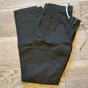 Vuori ripstop men’s pant in dark green, brand new